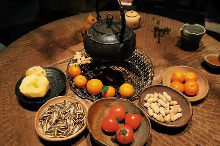 圍爐煮茶：起一爐火，煮兩碗茶，聊三餐四季，話五谷豐登(圖1)